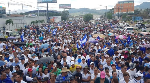 Militantes del Partido Nacional marchan en Tegucigalpa