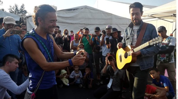 Café Tacvba visita a caravana migrante en México