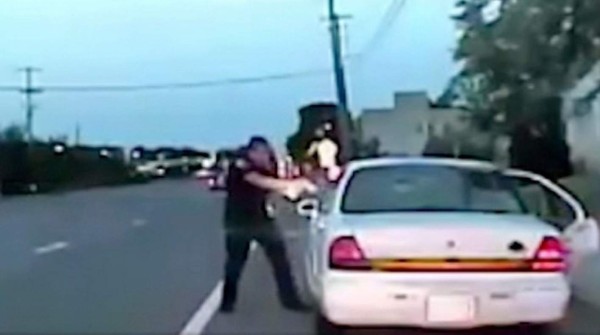 Difunden video de policía de EUA disparando a carro de un hombre negro