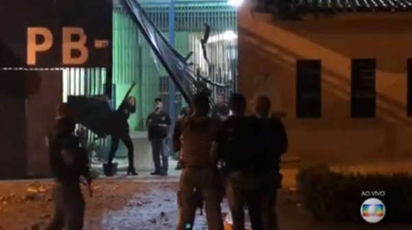 Más de 20 hombres armados explotan portón de cárcel y se escapan 105 reclusos en Brasil
