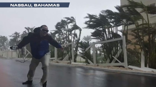 Reportero se enfrenta a la furia del huracán Matthew