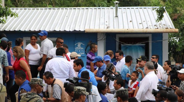 Gobierno entrega 32 casas a familias pobres de El Progreso