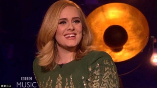 Adele tuvo que dejar Twitter tras escribir mensajes bebida