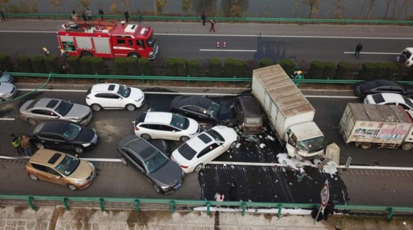 Al menos 18 muertos en un accidente de tráfico múltiple en el este de China