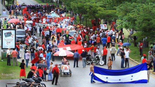 Mel Zelaya y Xiomara encabezaron las marchas del Bloque Popular