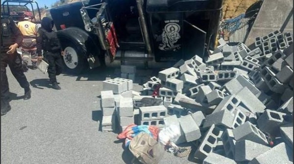 Tráiler se accidenta con varios hondureños en México