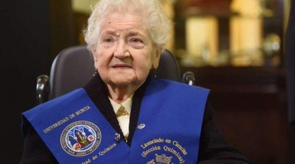 Abuelita de 94 años se graduó de la universidad 75 años después de haber iniciado la carrera