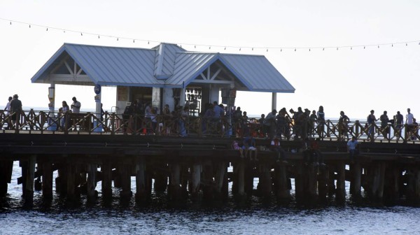 Hondureños se relajan en playas y balnearios