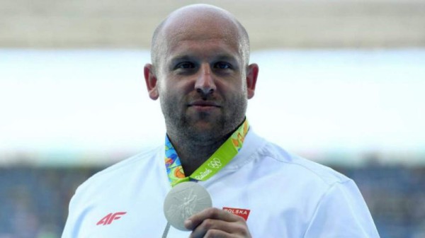 Atleta polaco vende su medalla para ayudar a niño con cáncer