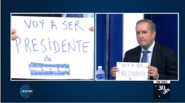 Con rótulo en mano, Ricardo Álvarez reafirma que quiere ser presidente de Honduras