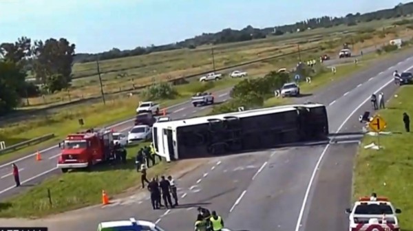 Dos niñas muertas y decenas de heridos en vuelco de autobús en Argentina