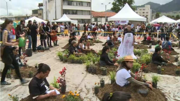 Activistas 'siembran” su cuerpo por desaparecidos en Colombia