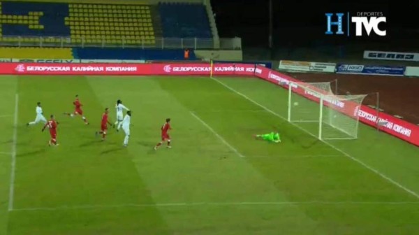 Jorge Benguché y su increíble fallo en el mano en el Bielorrusia - Honduras