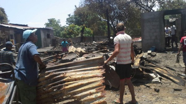 Incendio deja sin hogar a cinco familias en La Ceiba