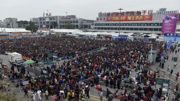 Unos 100,000 chinos colapsan una estación de tren