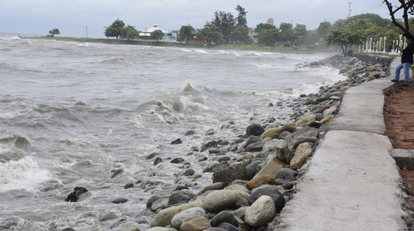Parte del Malecón de Puerto Cortés sucumbe por huracán Earl