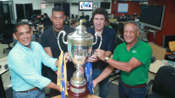 Marathón visitó la redacción de Diario LA PRENSA con la Copa conquistada