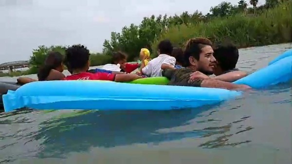 Drama: Migrantes hondureños cruzan el río Bravo con piscina y flotadores