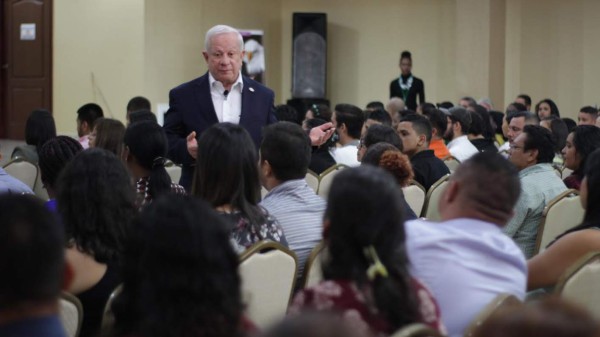 Roger Valladares impartirá seminario en Roatán