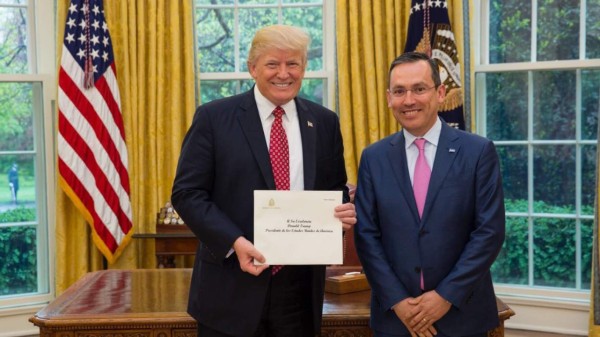 Marlon Tábora presenta cartas credenciales a Trump  