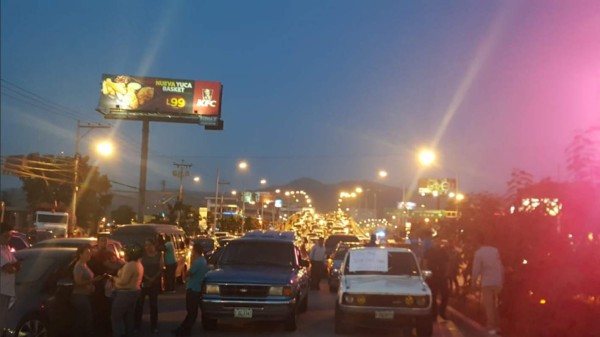 Capitalinos salen a la calle a protestar por aumento a tasa vial