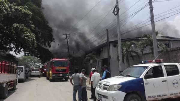 Fábrica aledaña a una escuela se incendia en San Pedro Sula