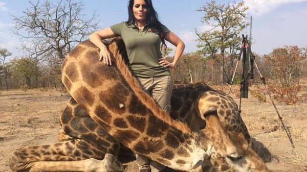 Cazadora causa indignación al exhibir animales como 'trofeos'