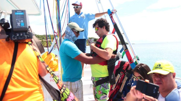 Disfrute Roatán desde el 'parasailing” y el 'canopy”