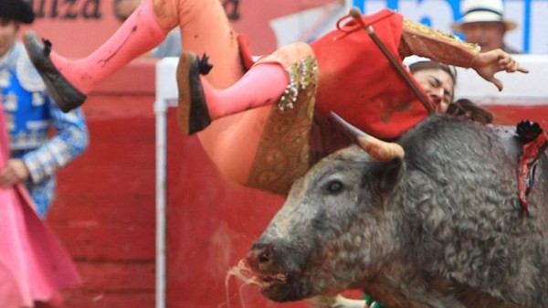 La torera mexicana Karla De los Ángeles sufrió dos cornadas. Foto EFE.