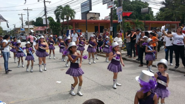 Los niños de Honduras lucen sus mejores galas en los desfiles patrios