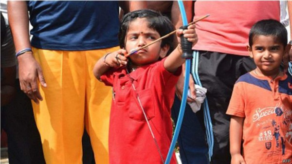 Niña india de dos años bate récord nacional de tiro al arco