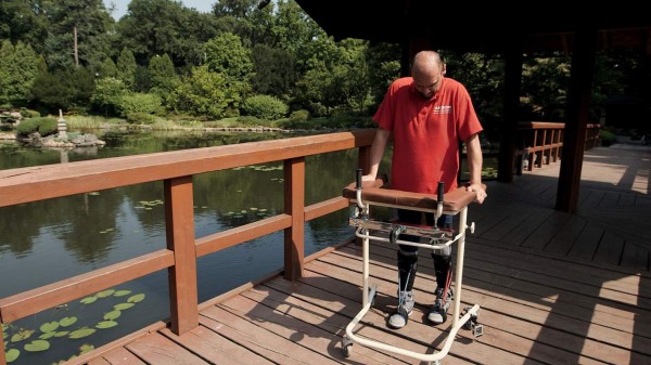 Histórico: Hombre con parálisis vuelve a caminar con revolucionario tratamiento