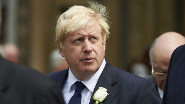 Boris Johnson es ingresado a cuidados intensivos tras agravarse en el hospital
