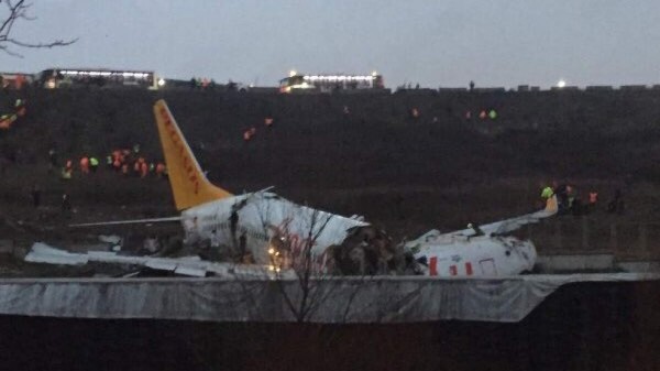 Avión se sale de la pista al aterrizar y se rompe en tres partes en Turquía