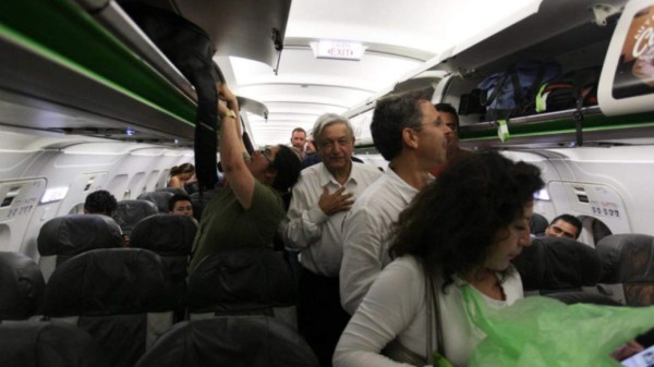 López Obrador atrapado en avión estacionado por mal clima