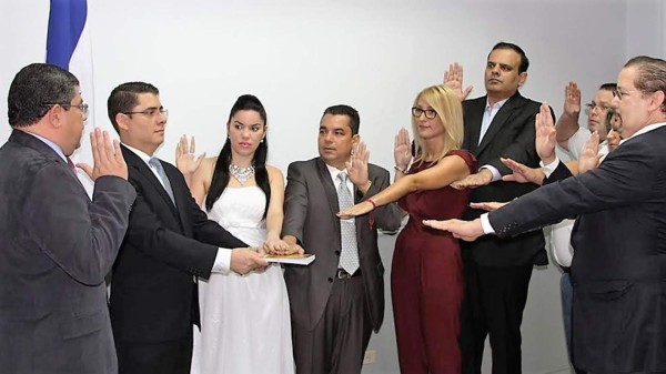 Juramentan a ocho nuevos ciudadanos por naturalización en Honduras