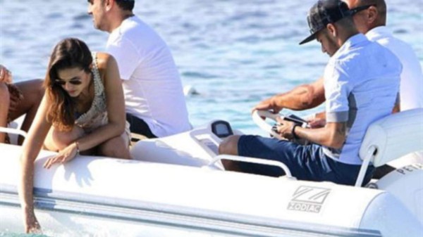 Neymar, de vacaciones en Ibiza y con una incómoda faja en su espalda