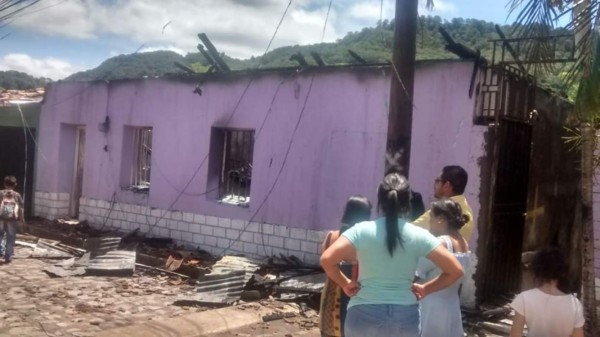 Familia queda en la calle luego de que un incendio consumiera su vivienda