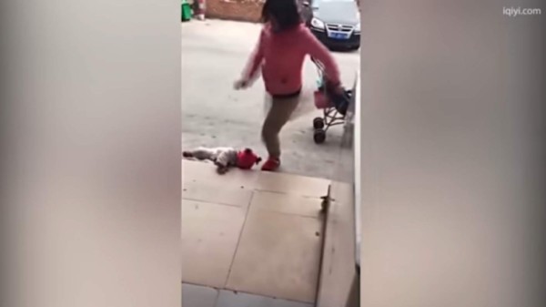 Indignante video de mujer golpeando a su bebé