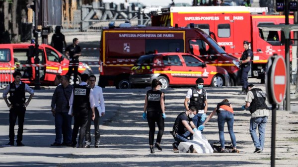 Un muerto tras intento de atentado en los Campos Elíseos de París