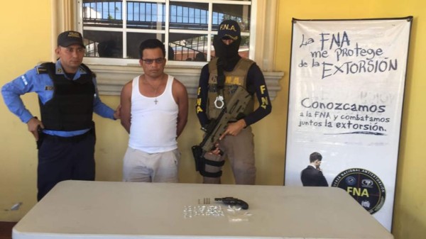 Detienen a hombre con supuesta droga y arma en La Ceiba