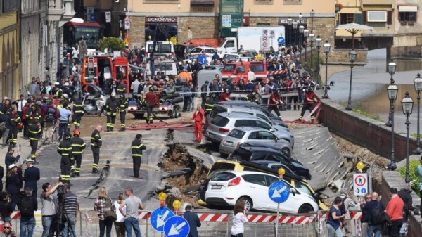 Hundimiento de tierra se traga 20 carros en Italia