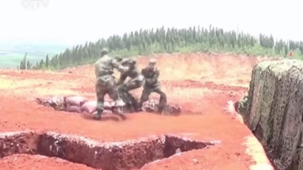 Soldado chino lanza mal una granada y casi mata a sus compañeros