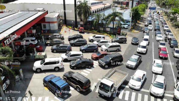 Transportistas de carga del norte en paro; abarrotan gasolineras por temor a escasez