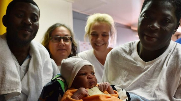Nace bebé en barco que llevaba 385 refugiados de Libia