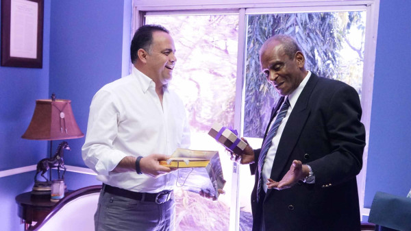 Alcalde sampedrano recibe al embajador de Cuba