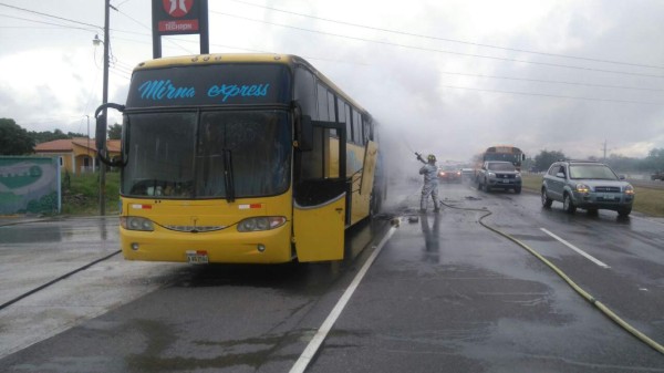 Se incendia bus de Transportes Mirna que llevaba 12 pasajeros en Comayagua
