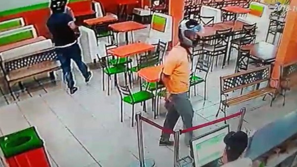 Honduras: Cámara capta el asalto a un restaurante