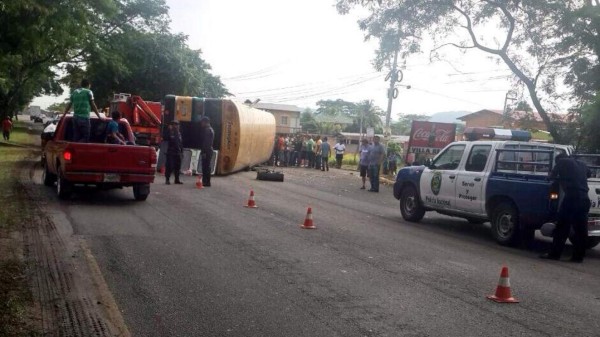 Honduras: 10 heridos tras volcar un bus en Villanueva