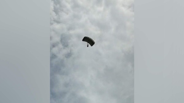 VIDEO: Momentos de tensión provocó paracaidista que aterrizó fuera del Estadio Nacional